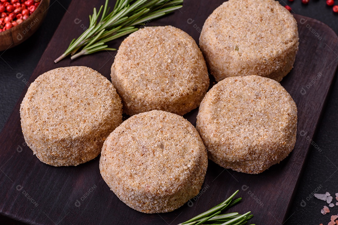 Faláel cru, um prato tradicional oriental com especiarias e ervas. Prato vegetariano