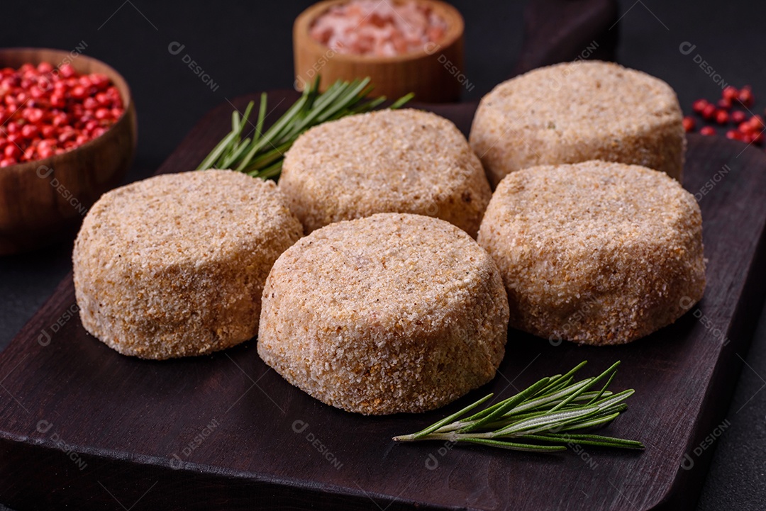 Faláel cru, um prato tradicional oriental com especiarias e ervas. Prato vegetariano