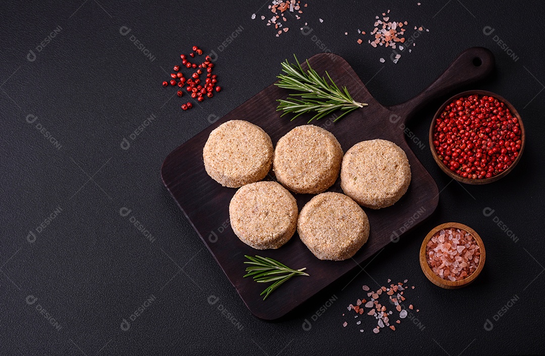 Faláel cru, um prato tradicional oriental com especiarias e ervas. Prato vegetariano