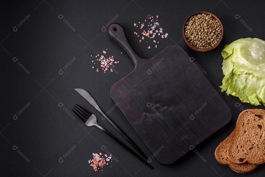 Deliciosa carne de atum enlatada em uma placa de cerâmica preta sobre um fundo escuro de concreto. Preparação de alimentos saudáveis