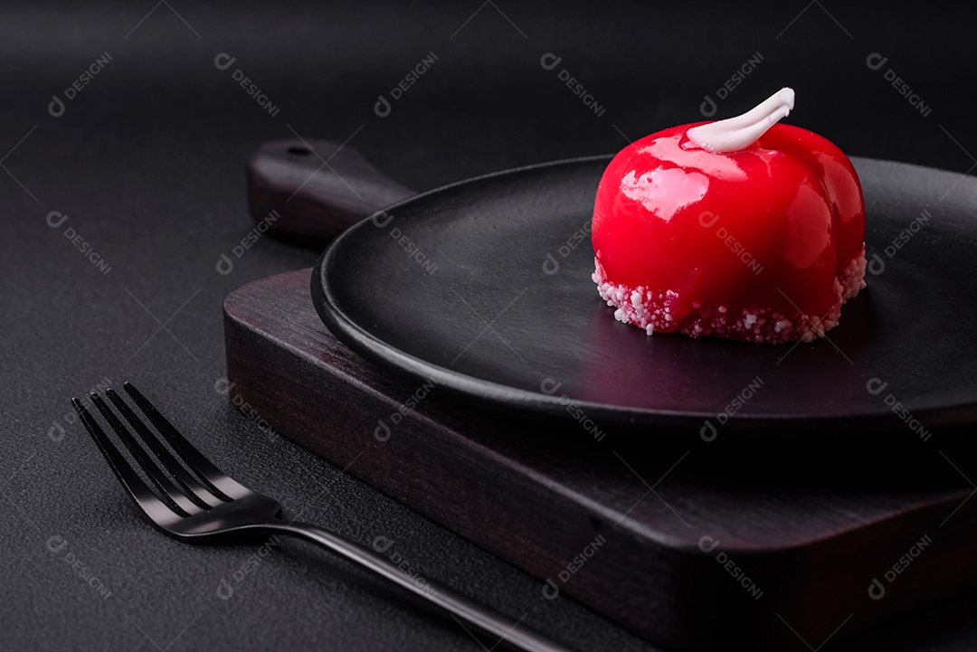 Lindo bolo saboroso cheesecake de cor vermelha em forma de coração. Doces para o Dia dos Namorados