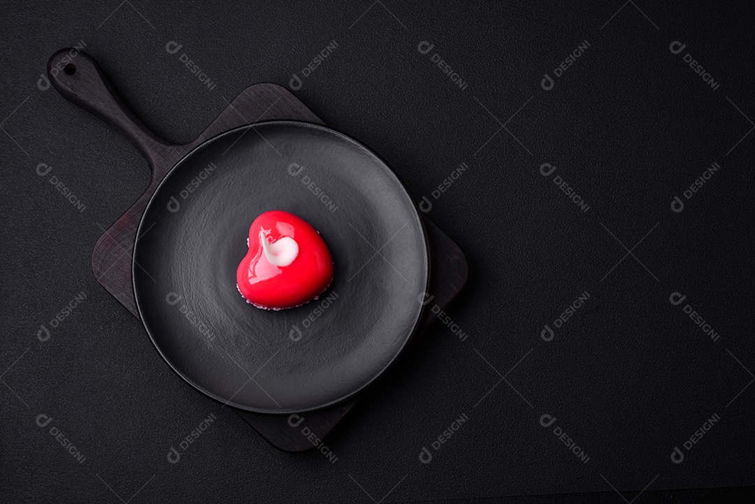 Lindo bolo saboroso cheesecake de cor vermelha em forma de coração. Doces para o Dia dos Namorados