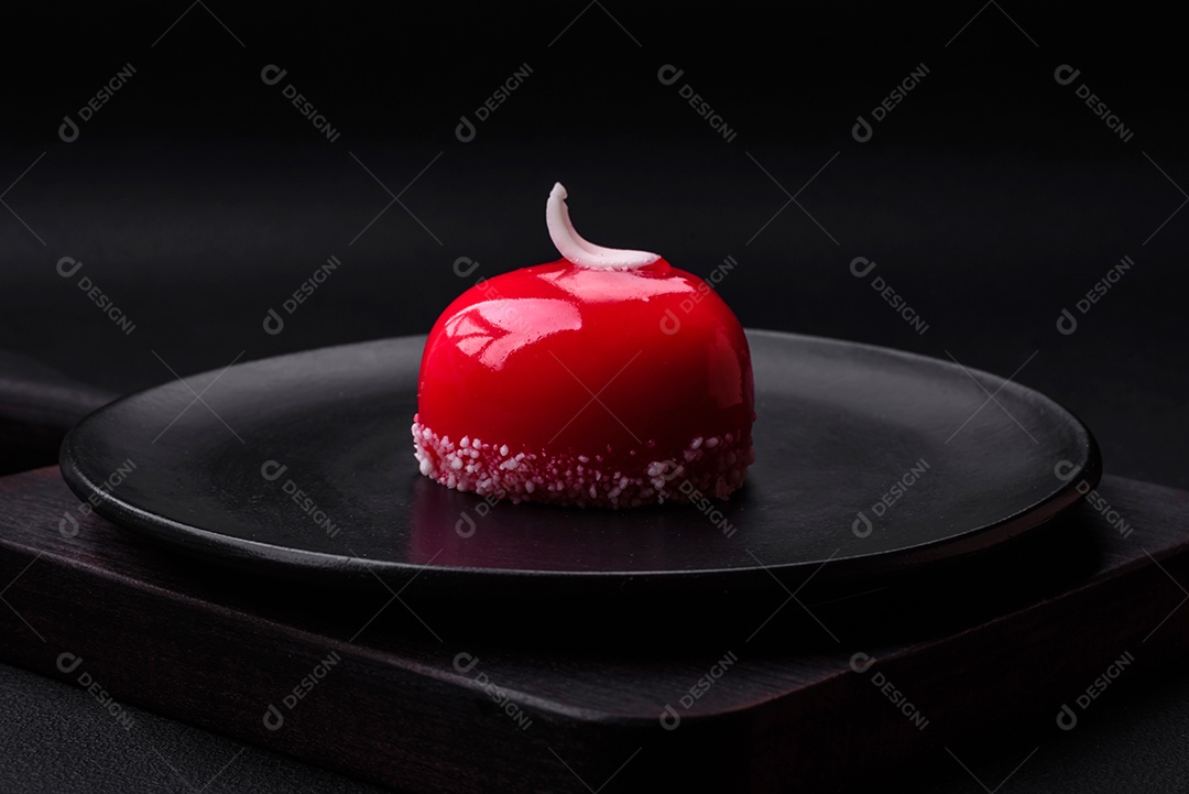 Lindo bolo saboroso cheesecake de cor vermelha em forma de coração. Doces para o Dia dos Namorados