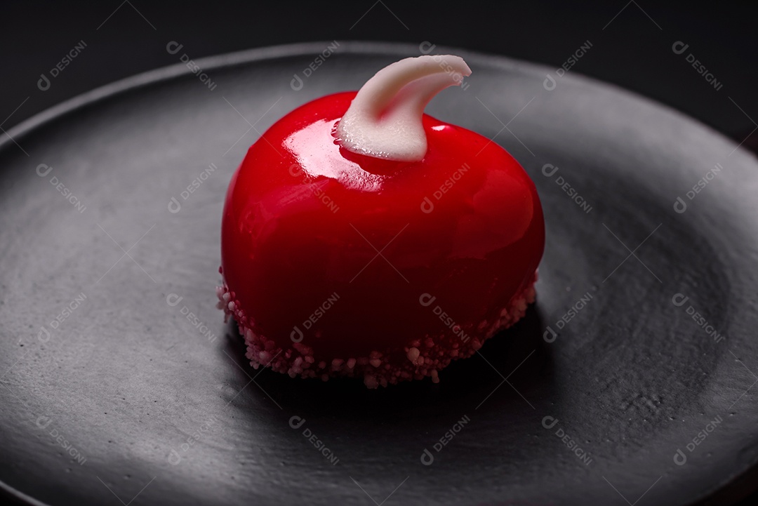 Lindo bolo saboroso cheesecake de cor vermelha em forma de coração. Doces para o Dia dos Namorados
