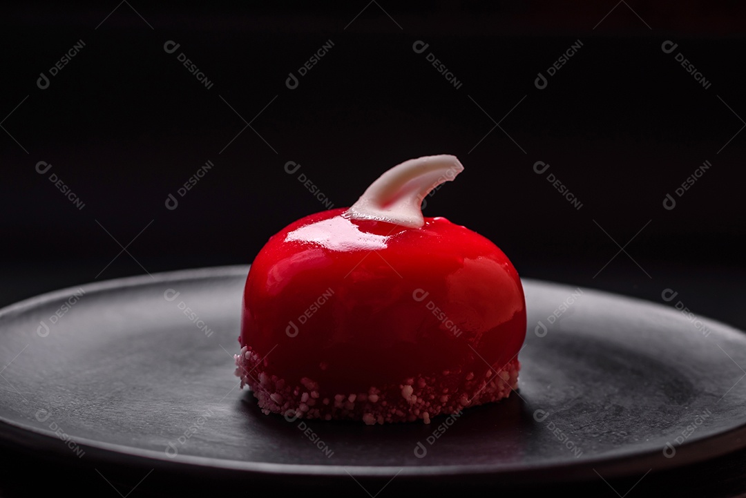 Lindo bolo saboroso cheesecake de cor vermelha em forma de coração. Doces para o Dia dos Namorados