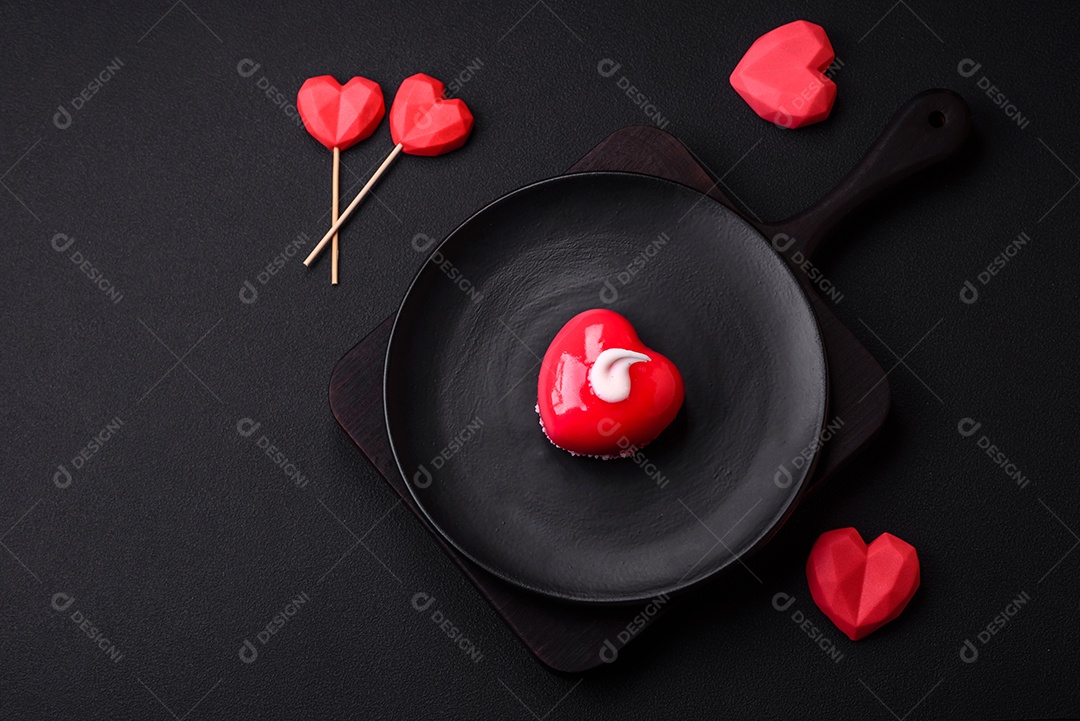 Lindo bolo saboroso cheesecake de cor vermelha em forma de coração. Doces para o Dia dos Namorados