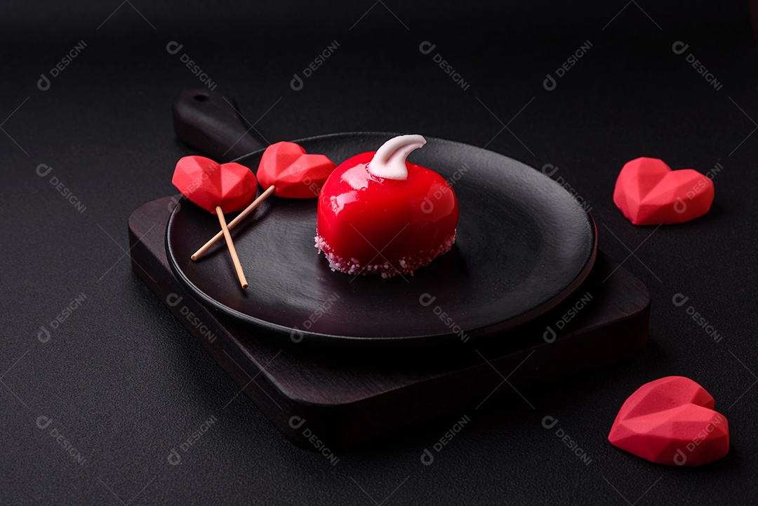 Lindo bolo saboroso cheesecake de cor vermelha em forma de coração. Doces para o Dia dos Namorados