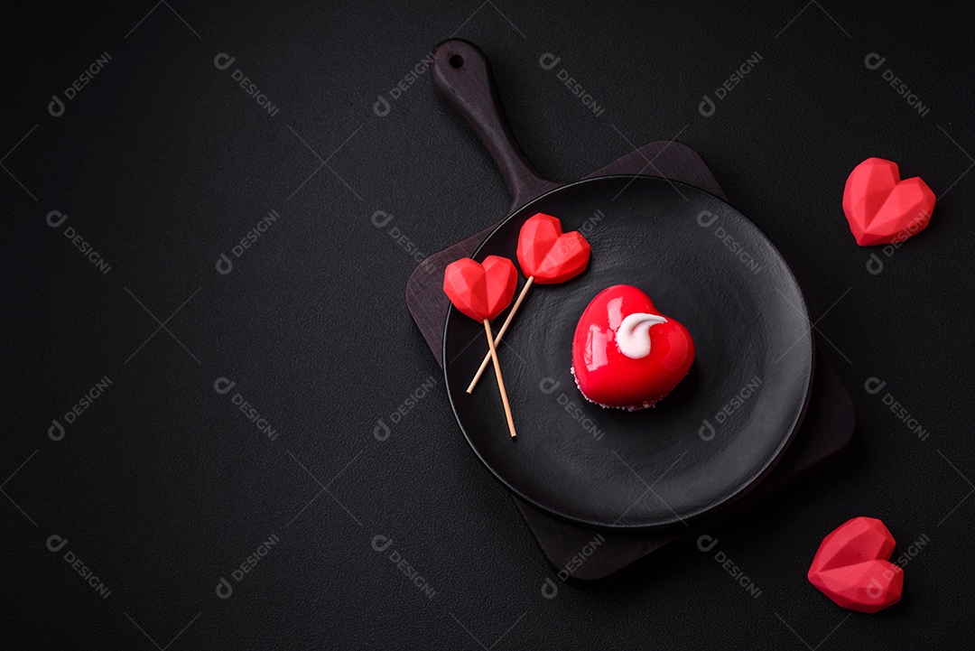 Lindo bolo saboroso cheesecake de cor vermelha em forma de coração. Doces para o Dia dos Namorados