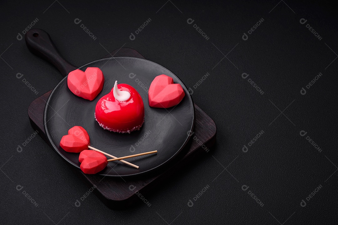 Lindo bolo saboroso cheesecake de cor vermelha em forma de coração. Doces para o Dia dos Namorados