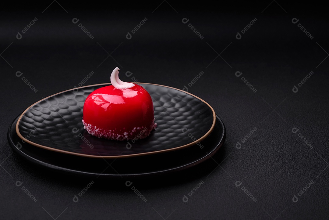 Lindo bolo saboroso cheesecake de cor vermelha em forma de coração. Doces para o Dia dos NamoradosLindo bolo saboroso cheesecake de cor vermelha em forma de coração. Doces para o Dia dos Namorados