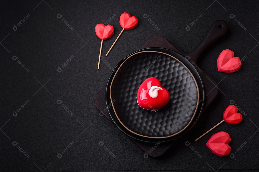 Lindo bolo saboroso cheesecake de cor vermelha em forma de coração. Doces para o Dia dos Namorados