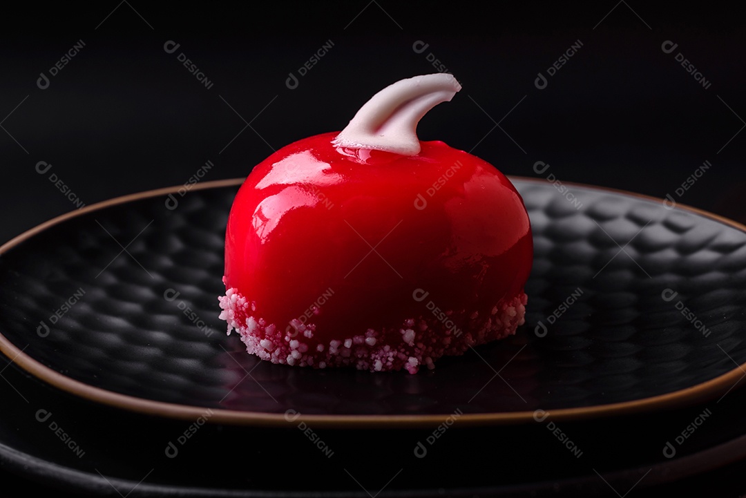 Lindo bolo saboroso cheesecake de cor vermelha em forma de coração. Doces para o Dia dos Namorados