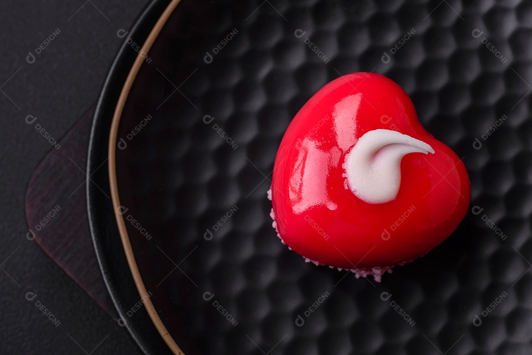 Lindo bolo saboroso cheesecake de cor vermelha em forma de coração. Doces para o Dia dos Namorados