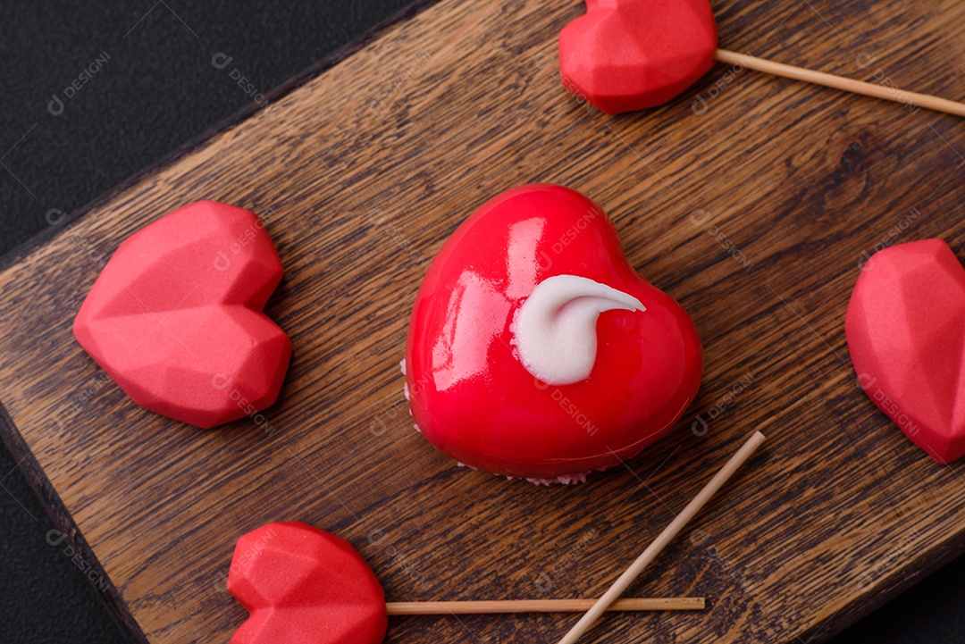 Lindo bolo saboroso cheesecake de cor vermelha em forma de coração. Doces para o Dia dos Namorados
