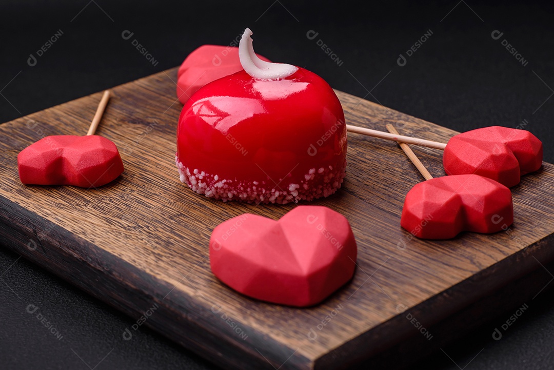 Lindo bolo saboroso cheesecake de cor vermelha em forma de coração. Doces para o Dia dos Namorados