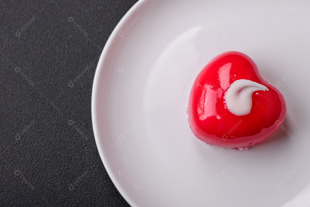 Lindo bolo saboroso cheesecake de cor vermelha em forma de coração. Doces para o Dia dos Namorados