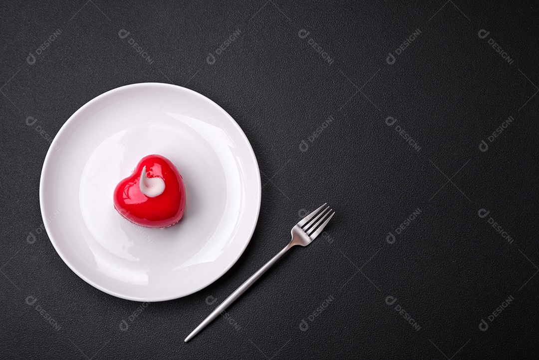 Lindo bolo saboroso cheesecake de cor vermelha em forma de coração. Doces para o Dia dos Namorados