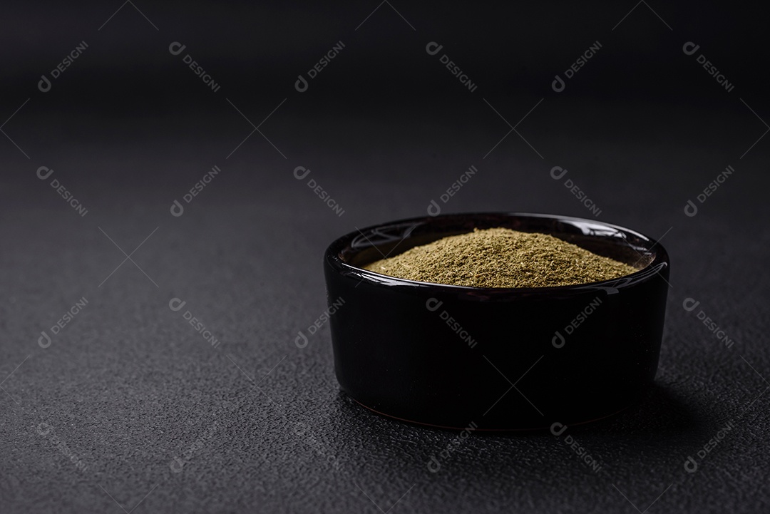 Tempere endro seco ou manjericão em forma de pó verde. Cozinha asiática