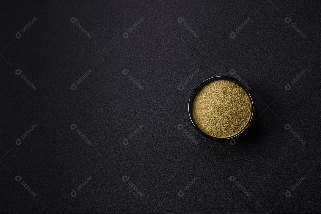 Tempere endro seco ou manjericão em forma de pó verde. Cozinha asiática