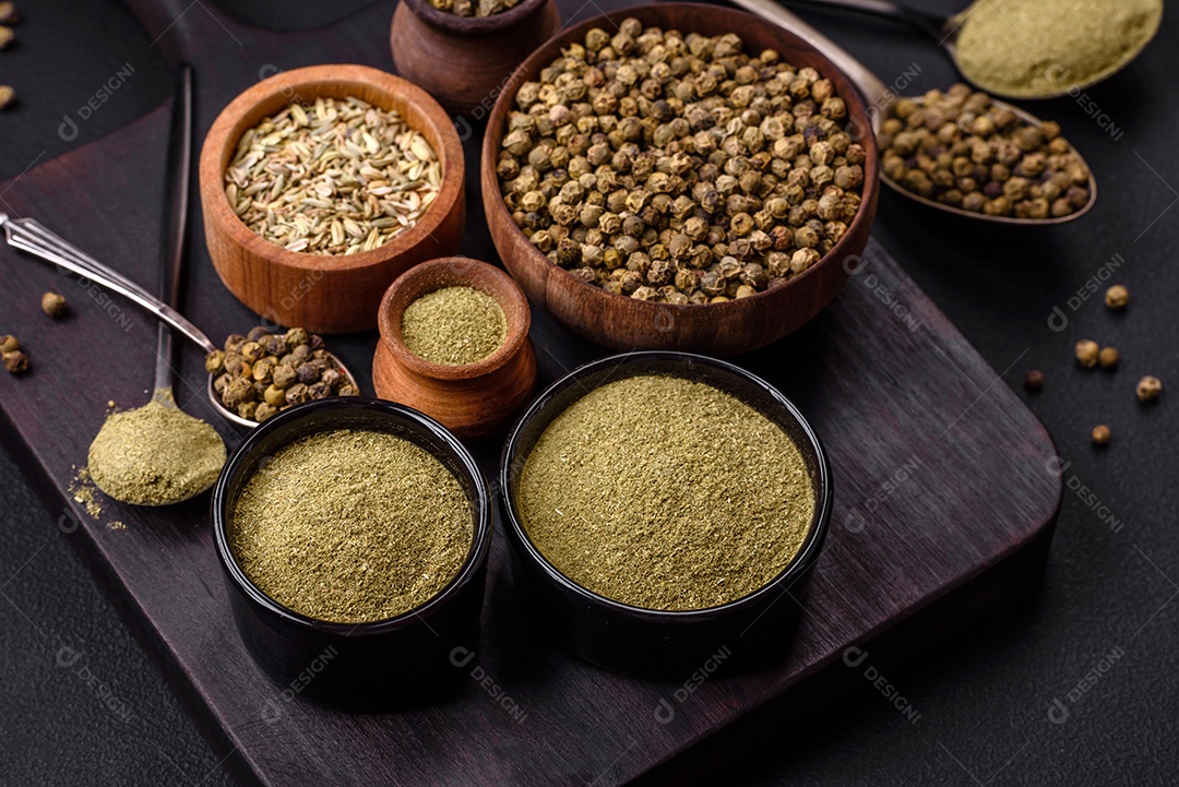 Tempere endro seco ou manjericão em forma de pó verde. Cozinha asiática