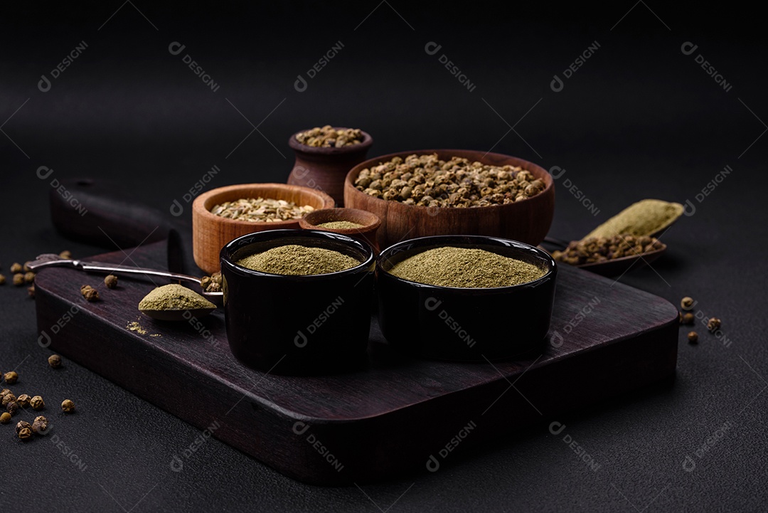 Tempere endro seco ou manjericão em forma de pó verde. Cozinha asiática