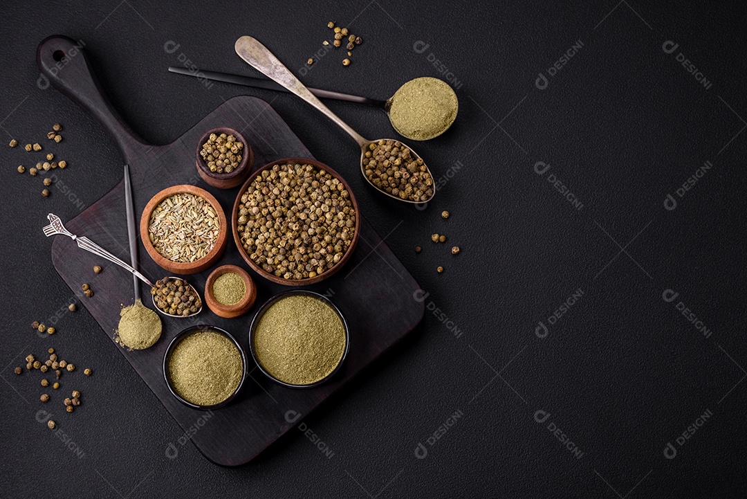 Tempere endro seco ou manjericão em forma de pó verde. Cozinha asiática