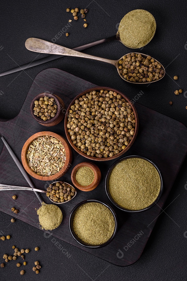 Tempere endro seco ou manjericão em forma de pó verde. Cozinha asiática