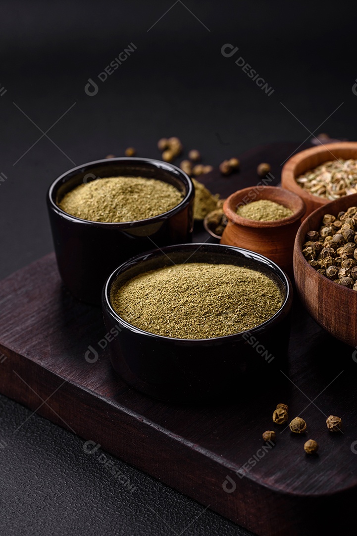 Tempere endro seco ou manjericão em forma de pó verde. Cozinha asiática