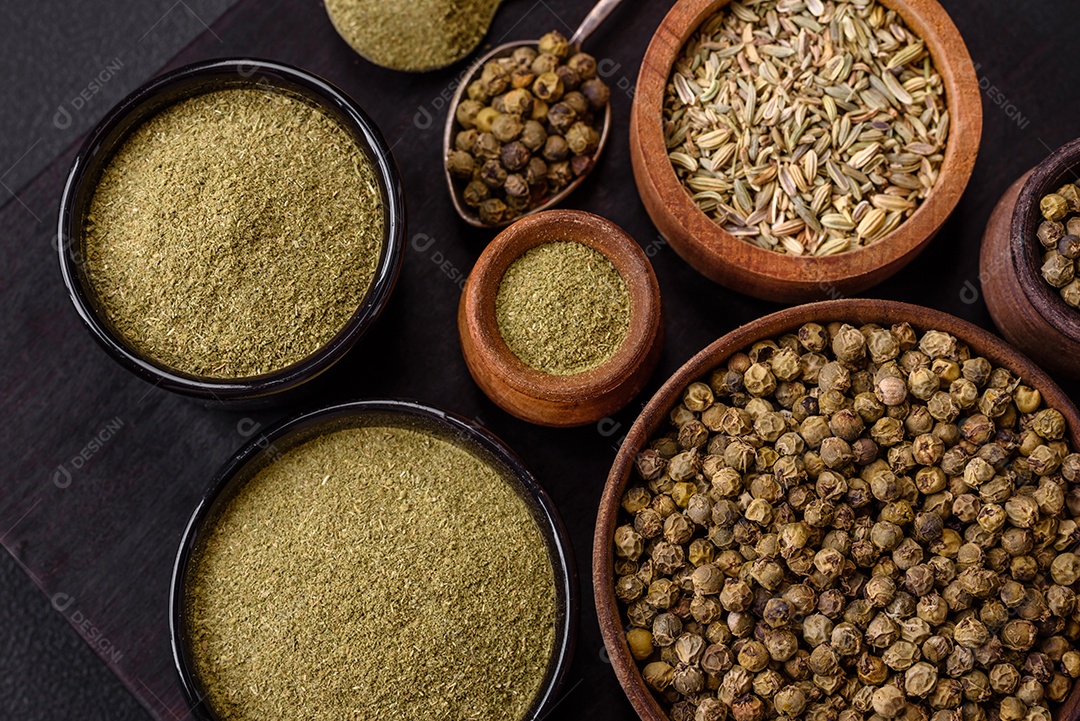 Tempere endro seco ou manjericão em forma de pó verde. Cozinha asiática