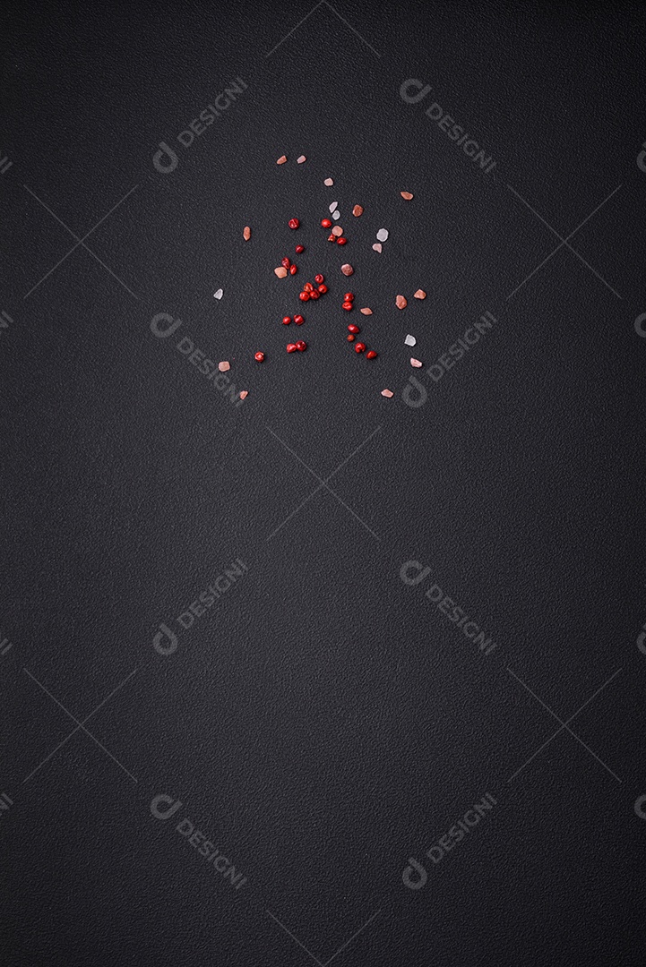 Mesa de concreto preto com pimenta rosa e sal do Himalaia. Pode ser usado como plano de fundo