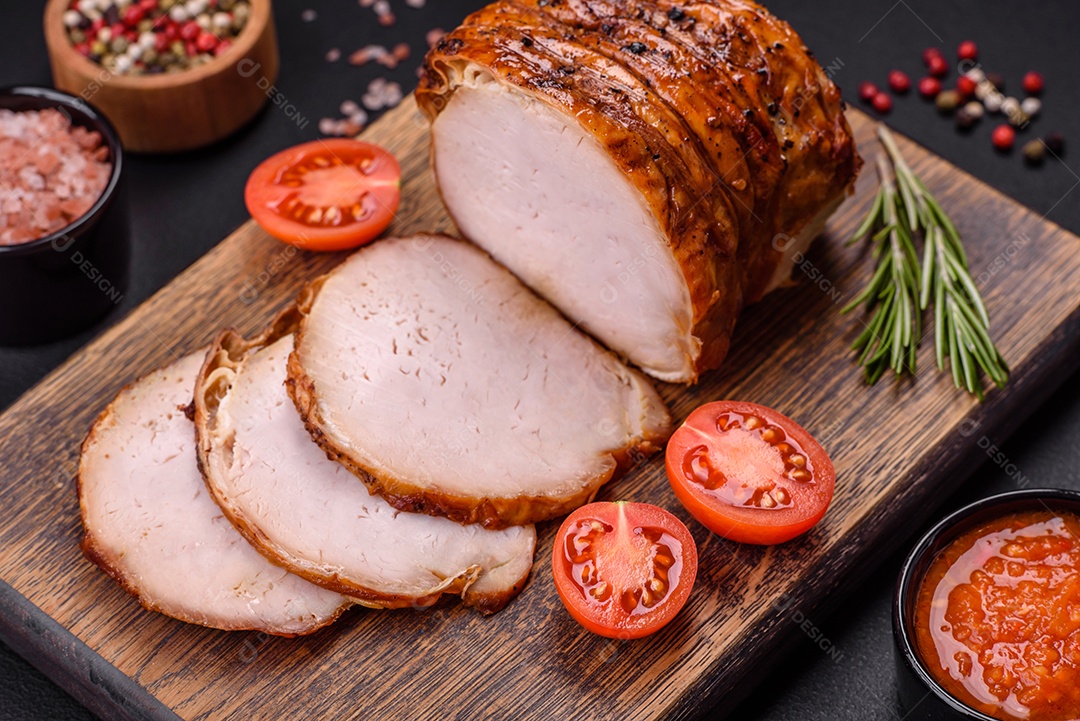 Deliciosa carne ou presunto fresco defumado com especiarias e ervas sobre um fundo escuro de concreto