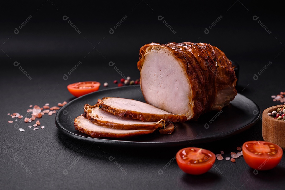 Deliciosa carne ou presunto fresco defumado com especiarias e ervas sobre um fundo escuro de concreto