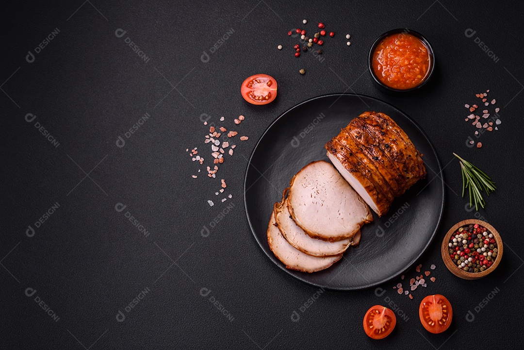 Deliciosa carne ou presunto fresco defumado com especiarias e ervas sobre um fundo escuro de concreto