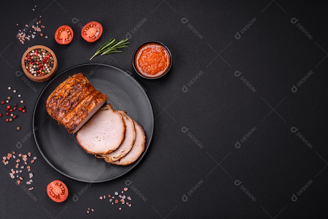 Deliciosa carne ou presunto fresco defumado com especiarias e ervas sobre um fundo escuro de concreto