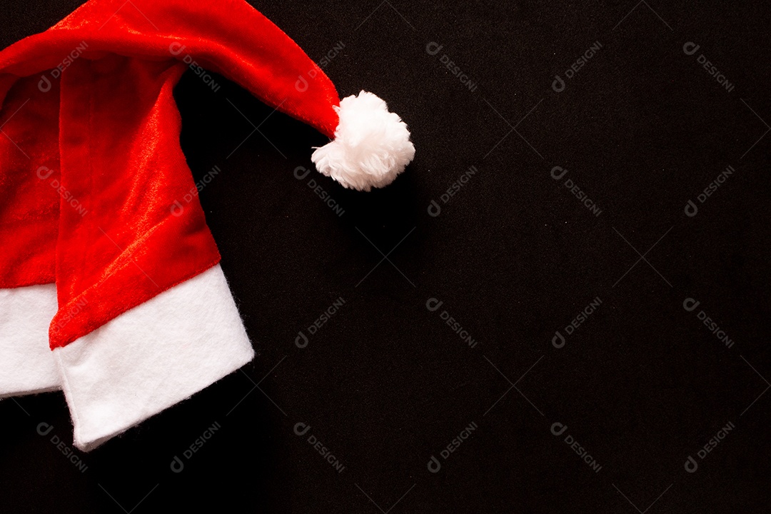 Gorro vermelho de papai noel sobre fundo preto