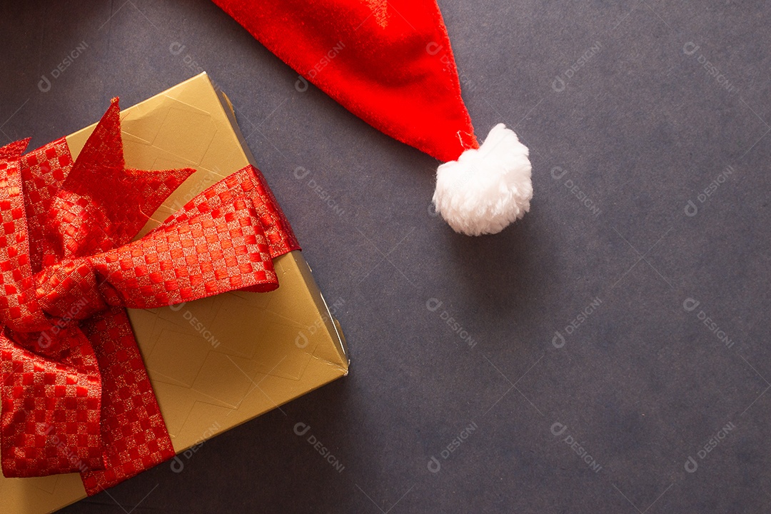 Caixa de presente e gorro vermelho