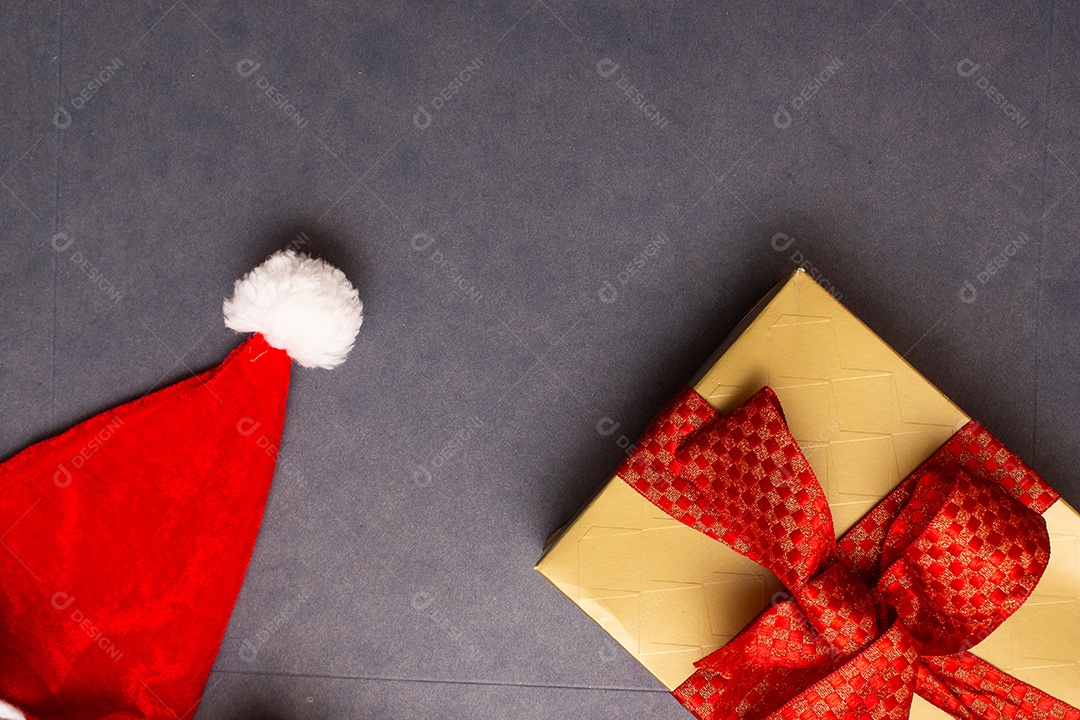 Gorro vermelho e caixa de presentes