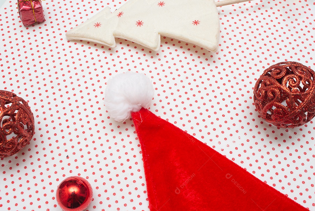 Detalhes de gorro com enfeites natalinos