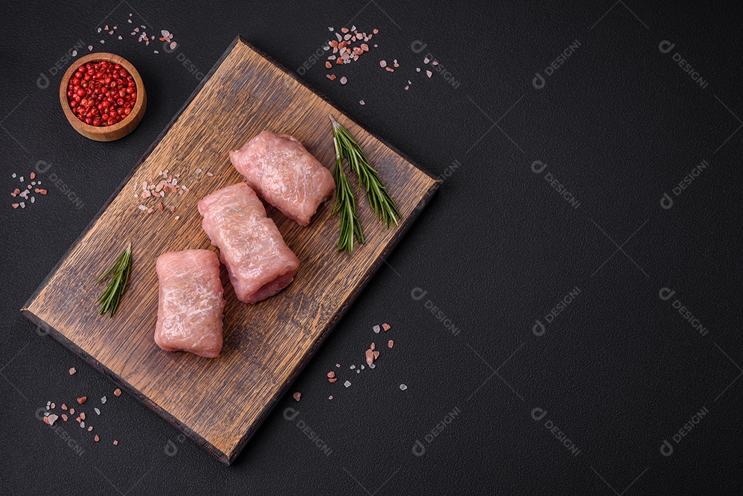 Delicioso rolo de carne de frango ou porco com cogumelos, queijo, especiarias e ervas sobre um fundo escuro de concreto