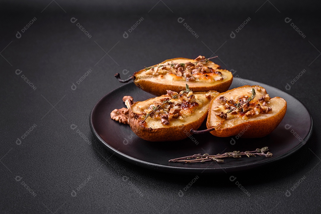 Deliciosa pêra assada com queijo dorblu, nozes e mel sobre um fundo de concreto texturizado. Prato vegetariano