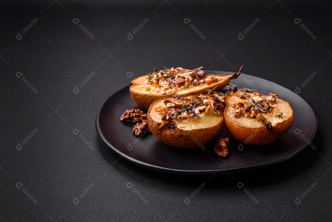 Deliciosa pêra assada com queijo dorblu, nozes e mel sobre um fundo de concreto texturizado. Prato vegetariano