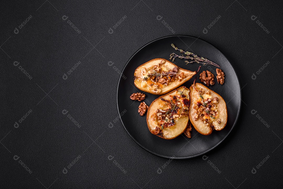Deliciosa pêra assada com queijo dorblu, nozes e mel sobre um fundo de concreto texturizado. Prato vegetariano