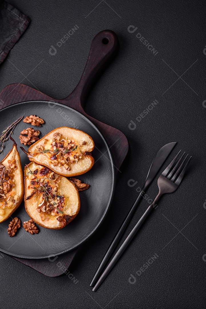 Deliciosa pêra assada com queijo dorblu, nozes e mel sobre um fundo de concreto texturizado. Prato vegetariano