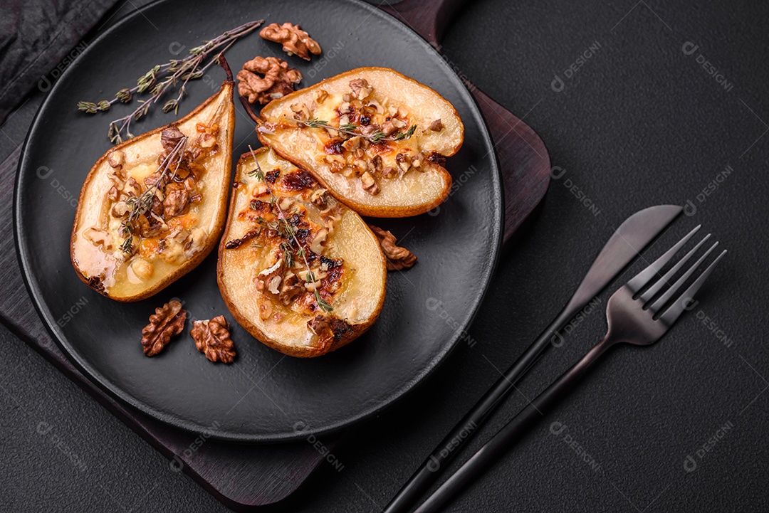 Deliciosa pêra assada com queijo dorblu, nozes e mel sobre um fundo de concreto texturizado. Prato vegetariano