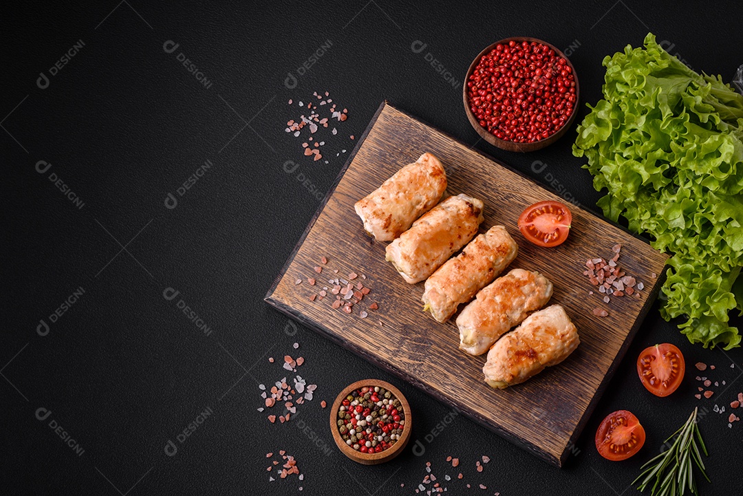 Delicioso rolo de porco ou frango assado com cogumelos, especiarias e ervas dentro sobre um fundo escuro de concreto