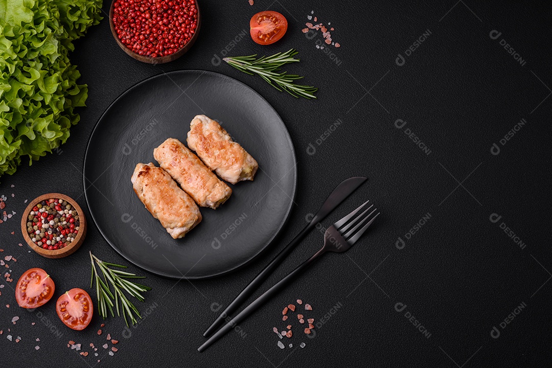 Delicioso rolo de porco ou frango assado com cogumelos, especiarias e ervas dentro sobre um fundo escuro de concreto