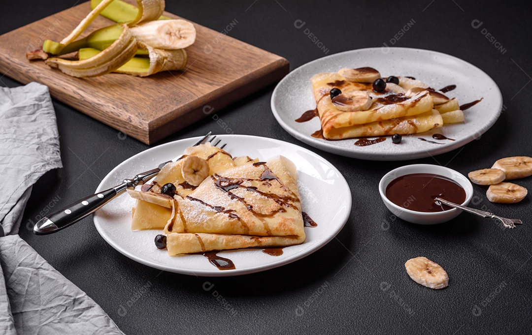 Deliciosas panquecas frescas com mel e frutas em um fundo de concreto texturizado. Comida saudável e útil