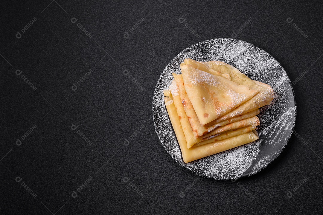 Deliciosas panquecas frescas com mel e frutas em um fundo de concreto texturizado. Comida saudável e útil