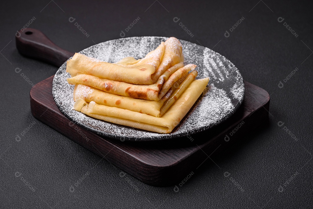 Deliciosas panquecas frescas com mel e frutas em um fundo de concreto texturizado. Comida saudável e útil