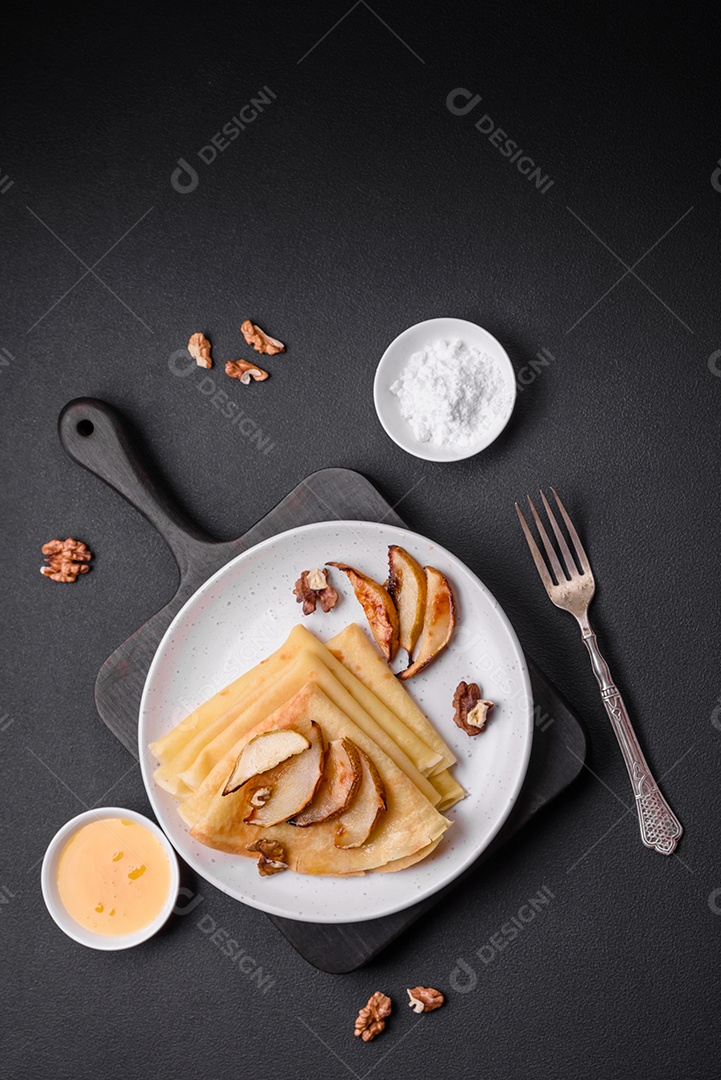 Deliciosas panquecas frescas com mel e frutas em um fundo de concreto texturizado. Comida saudável e útil